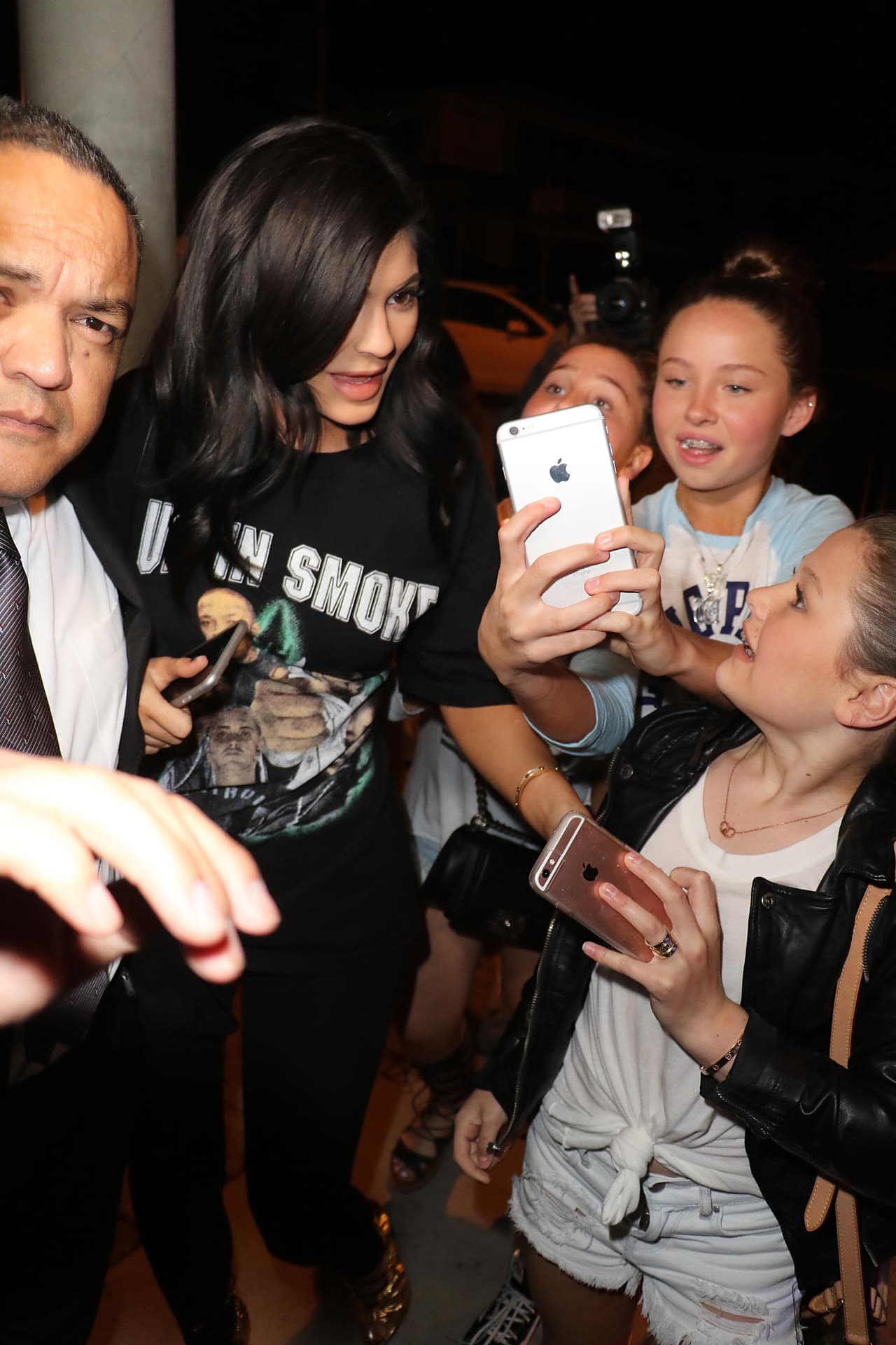 TMZ reveló que la hermanita de Kim Kardashian le gritó a la fan "no me toques".