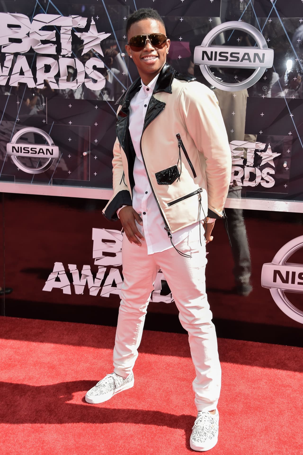 Fue acusado de exceder los límites máximos de velocidad, de cambiar de carril imprudentemente, de conducir y detenerse de manera irresponsable, y de pararse y estacionarse en un espacio prohibido.