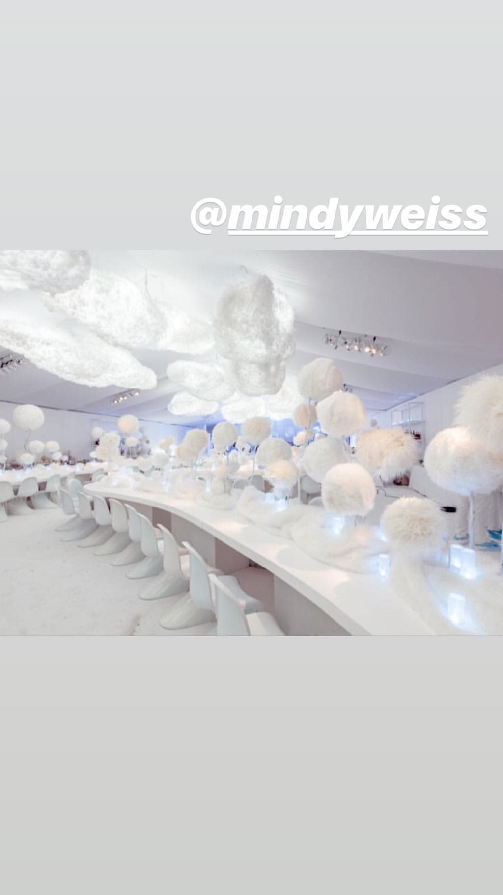 Por dentro parecía "un castillo de invierno, había globos y hermosos adornos por todas partes. Es como estar en Noruega, había nieve en todas partes, incluso en el camino de árboles", describió el amigo de la familia.
<br>