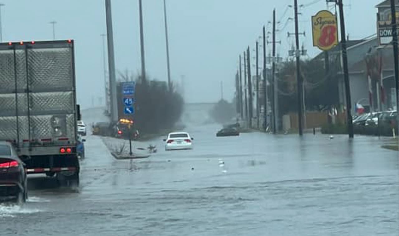 Si tiene que conducir y ve agua acumulada es importante que no intente pasar, "de la vuelta y regrese", piden las autoridades.