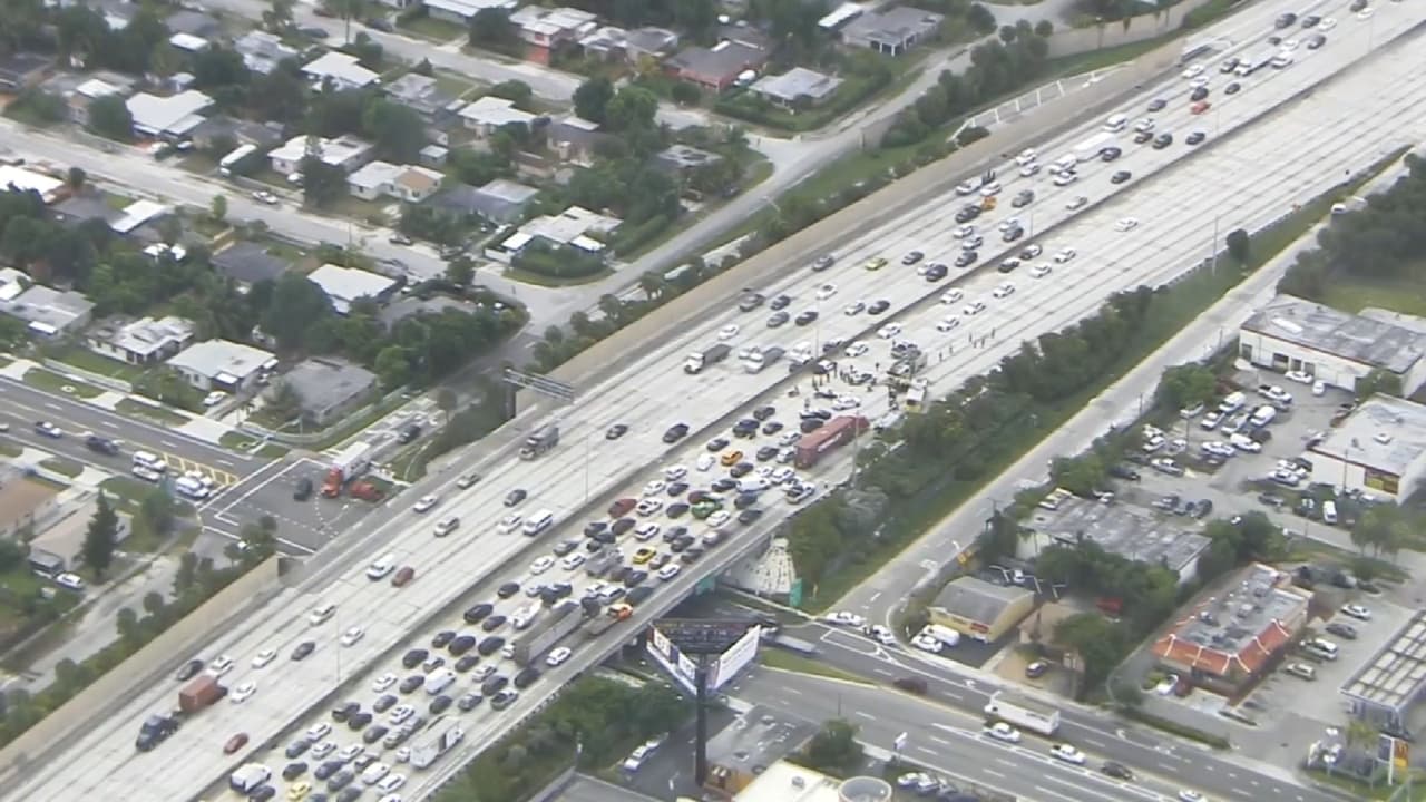 Mientras trabajan en la escena, la policía mantiene los carriles de la I-95 al sur cerrados.