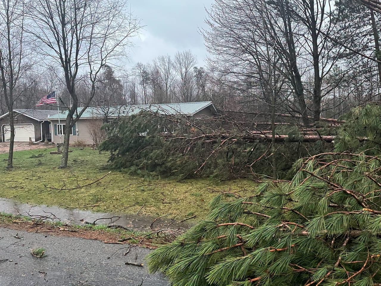 Hasta las 19:00 horas del 18 de abril de 2026, 
<b>se han confirmado los siguientes 6 tornados:</b>
<br> 
<br>🌪️Pecatonica, IL (EF-U)
<br> 
<br>🌪️Harrison, IL (EF-1)
<br> 
<br>🌪️Roscoe, IL (EF-1)
<br> 
<br>🌪️Zona rural del condado de Livingston, IL (EF-1)
<br> 
<br>🌪️Gibson City, IL (EF-1)
<br> 
<br>🌪️Buckley, IL (EF-1)
<br>