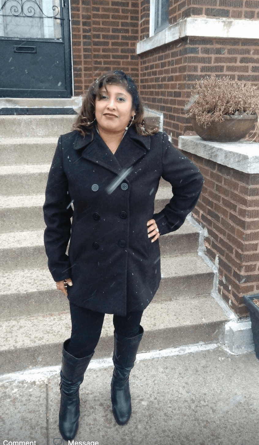 Dora Luz Sales perdió la batalla con coronavirus el 9 de mayo de 2020, un día antes del Día De Las Madres. Su amiga, Kamelott M. Valdez, nos compartió su foto y dice que era una gran amiga y compañera de trabajo.