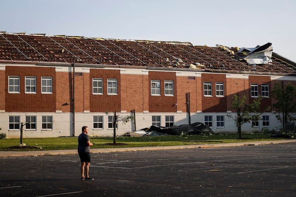 Así amaneció este martes una escuela en Brookville: el techo salió volando por los tornados.