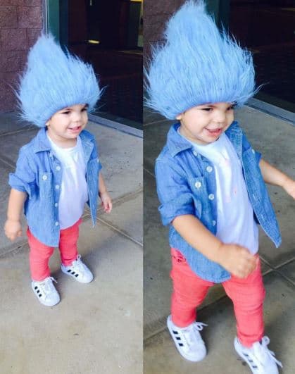 El chiquillo posó muy divertido con su peluca de troll.