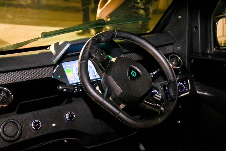 Como equipamiento, cuenta con botón de encendido, radio, vidrios eléctricos, cámara de retroceso, luces LED de circulación diurna y aire acondicionado, entre otros.