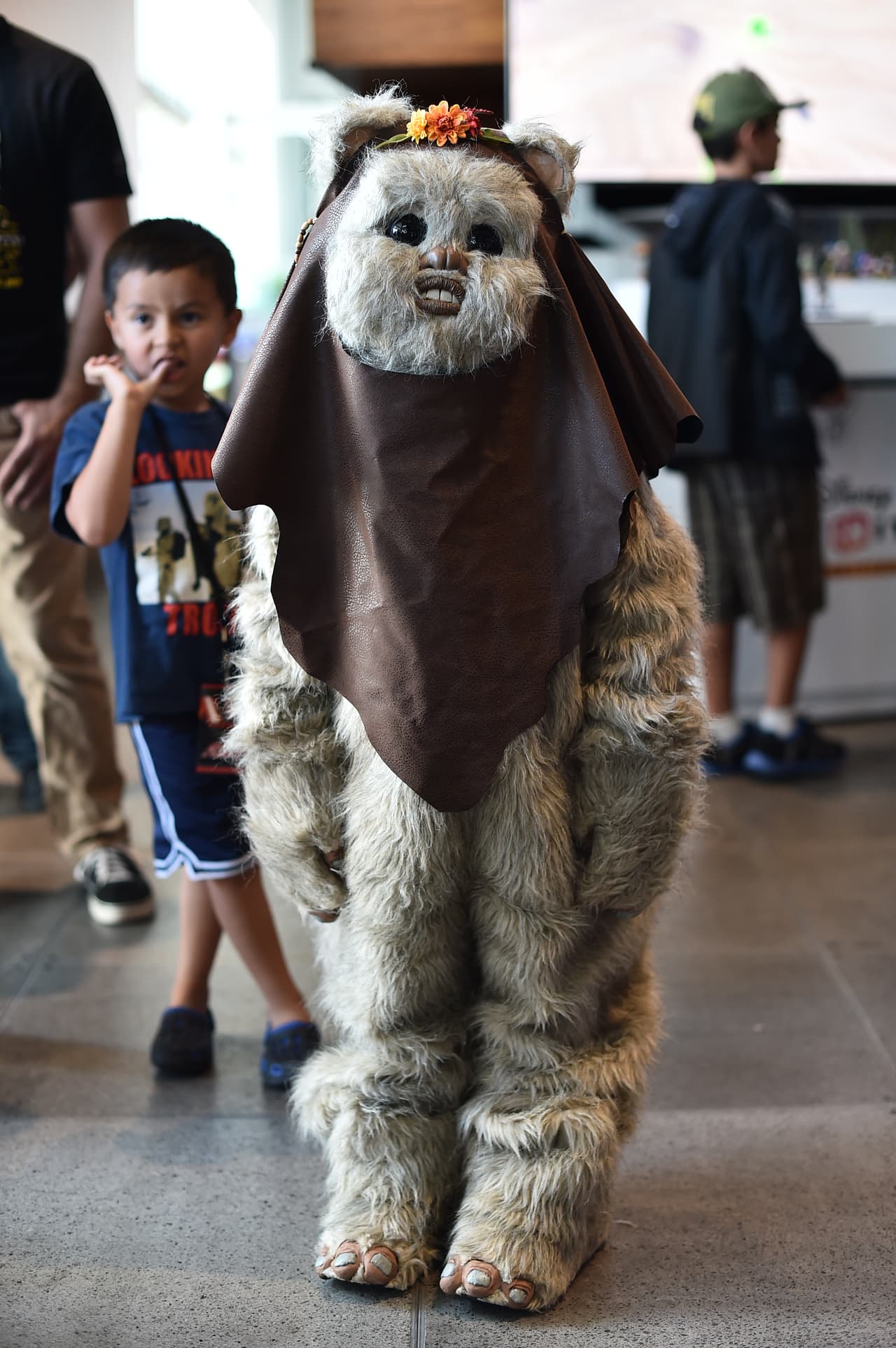 Los fanáticos de Star Wars en Los Ángeles se hacen presentes en un evento global llevado a cabo en el YouTube Space en anticipación al #ForceFriday cuando la mercancía de la anticipada nueva película de la famosa franquicia sale a la venta. Este evento se lleva a cabo en 15 diferentes ciudades alrededor del mundo y puede ser visto a través del canal de YouTube de Star Wars.