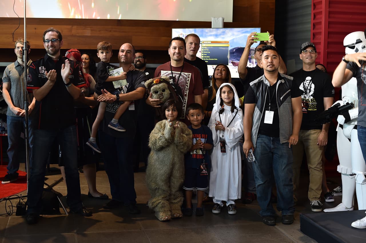 Los fanáticos de Star Wars en Los Ángeles se hacen presentes en un evento global llevado a cabo en el YouTube Space en anticipación al #ForceFriday cuando la mercancía de la anticipada nueva película de la famosa franquicia sale a la venta. Este evento se lleva a cabo en 15 diferentes ciudades alrededor del mundo y puede ser visto a través del canal de YouTube de Star Wars.