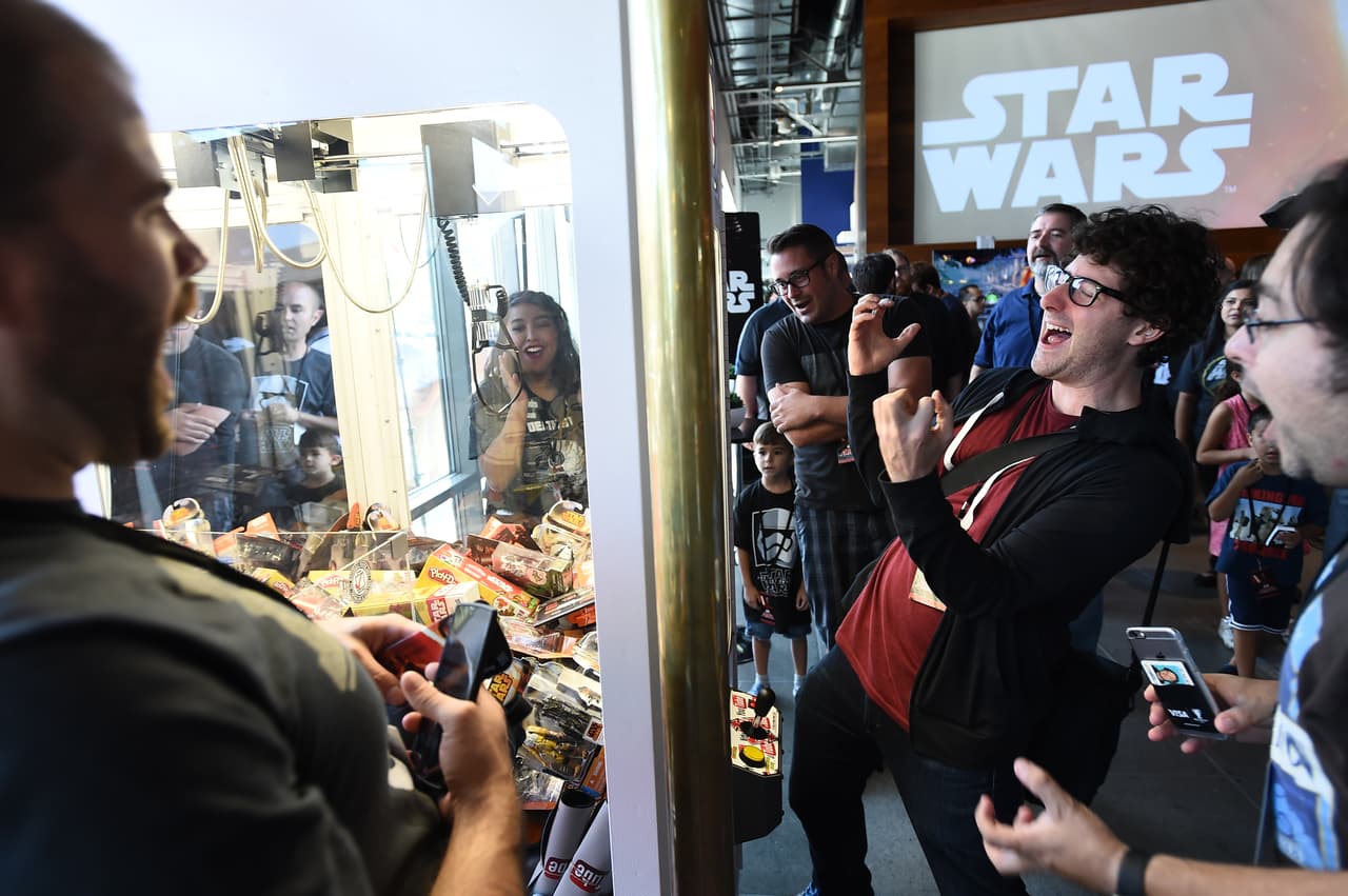 Los fanáticos de Star Wars en Los Ángeles se hacen presentes en un evento global llevado a cabo en el YouTube Space en anticipación al #ForceFriday cuando la mercancía de la anticipada nueva película de la famosa franquicia sale a la venta. Este evento se lleva a cabo en 15 diferentes ciudades alrededor del mundo y puede ser visto a través del canal de YouTube de Star Wars.