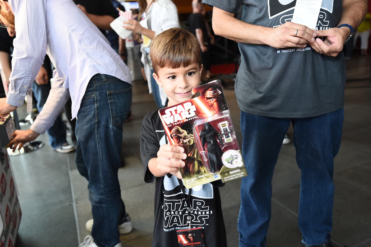Los fanáticos de Star Wars en Los Ángeles se hacen presentes en un evento global llevado a cabo en el YouTube Space en anticipación al #ForceFriday cuando la mercancía de la anticipada nueva película de la famosa franquicia sale a la venta. Este evento se lleva a cabo en 15 diferentes ciudades alrededor del mundo y puede ser visto a través del canal de YouTube de Star Wars.