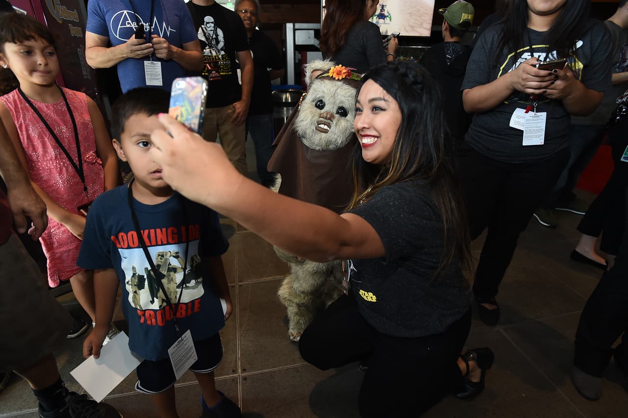 Los fanáticos de Star Wars en Los Ángeles se hacen presentes en un evento global llevado a cabo en el YouTube Space en anticipación al #ForceFriday cuando la mercancía de la anticipada nueva película de la famosa franquicia sale a la venta. Este evento se lleva a cabo en 15 diferentes ciudades alrededor del mundo y puede ser visto a través del canal de YouTube de Star Wars.