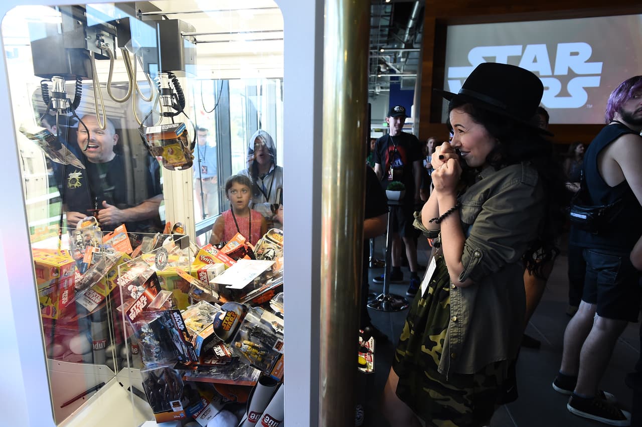 Los fanáticos de Star Wars en Los Ángeles se hacen presentes en un evento global llevado a cabo en el YouTube Space en anticipación al #ForceFriday cuando la mercancía de la anticipada nueva película de la famosa franquicia sale a la venta. Este evento se lleva a cabo en 15 diferentes ciudades alrededor del mundo y puede ser visto a través del canal de YouTube de Star Wars.