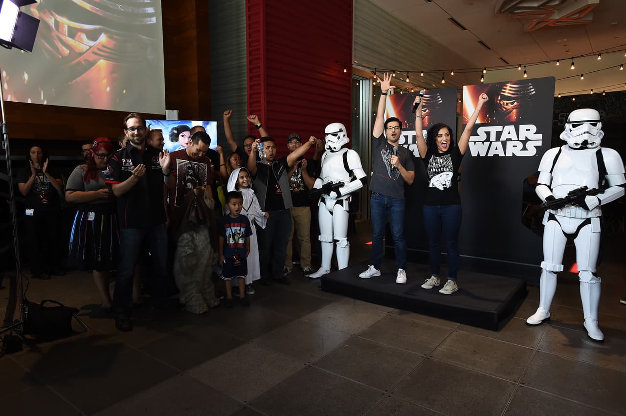 Los fanáticos de Star Wars en Los Ángeles se hacen presentes en un evento global llevado a cabo en el YouTube Space en anticipación al #ForceFriday cuando la mercancía de la anticipada nueva película de la famosa franquicia sale a la venta. Este evento se lleva a cabo en 15 diferentes ciudades alrededor del mundo y puede ser visto a través del canal de YouTube de Star Wars.