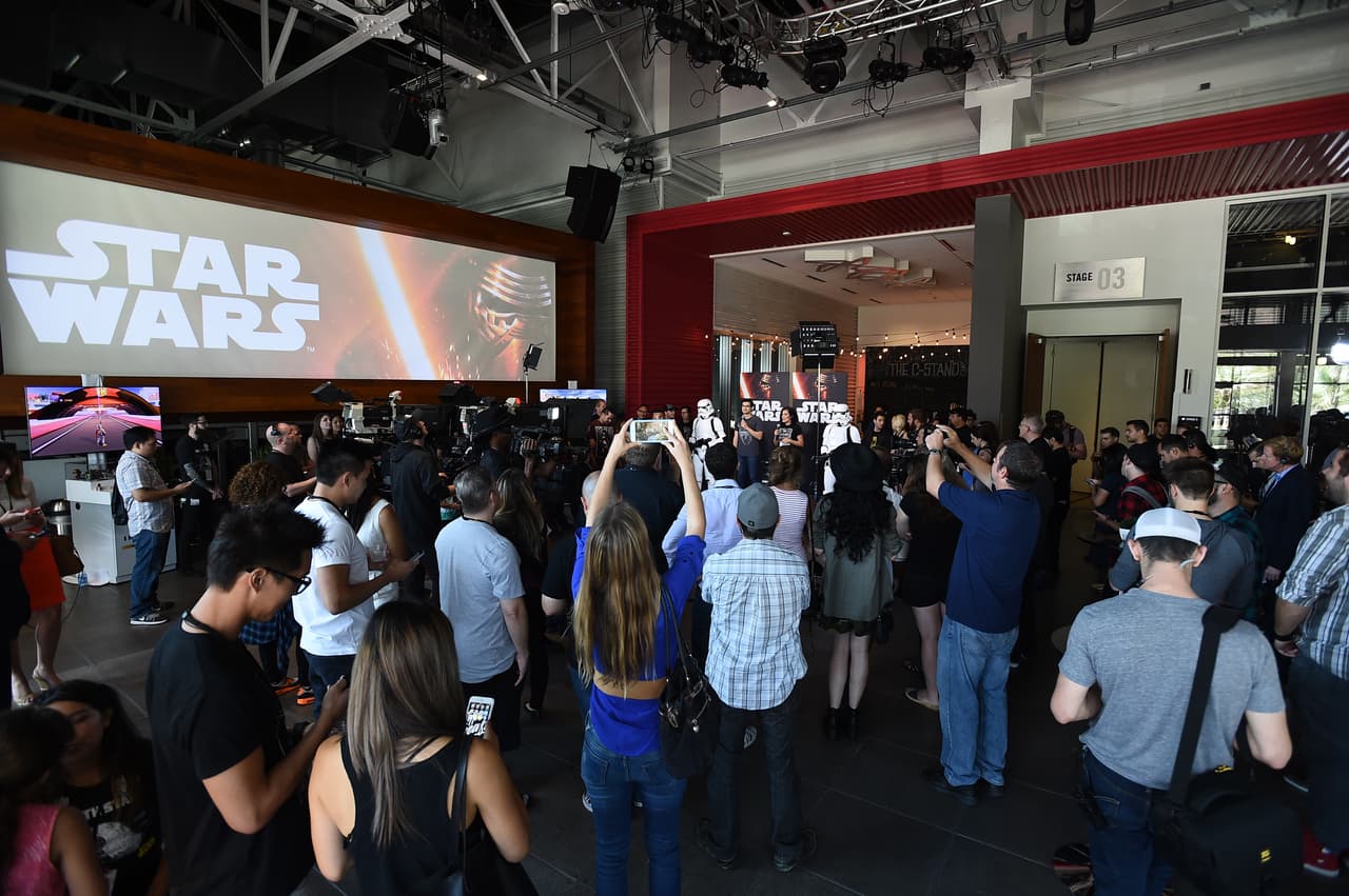 Los fanáticos de Star Wars en Los Ángeles se hacen presentes en un evento global llevado a cabo en el YouTube Space en anticipación al #ForceFriday cuando la mercancía de la anticipada nueva película de la famosa franquicia sale a la venta. Este evento se lleva a cabo en 15 diferentes ciudades alrededor del mundo y puede ser visto a través del canal de YouTube de Star Wars.