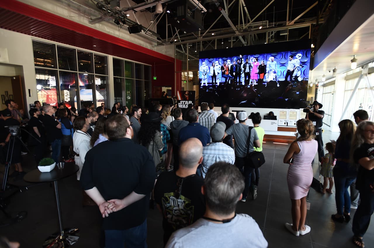 Los fanáticos de Star Wars en Los Ángeles se hacen presentes en un evento global llevado a cabo en el YouTube Space en anticipación al #ForceFriday cuando la mercancía de la anticipada nueva película de la famosa franquicia sale a la venta. Este evento se lleva a cabo en 15 diferentes ciudades alrededor del mundo y puede ser visto a través del canal de YouTube de Star Wars.