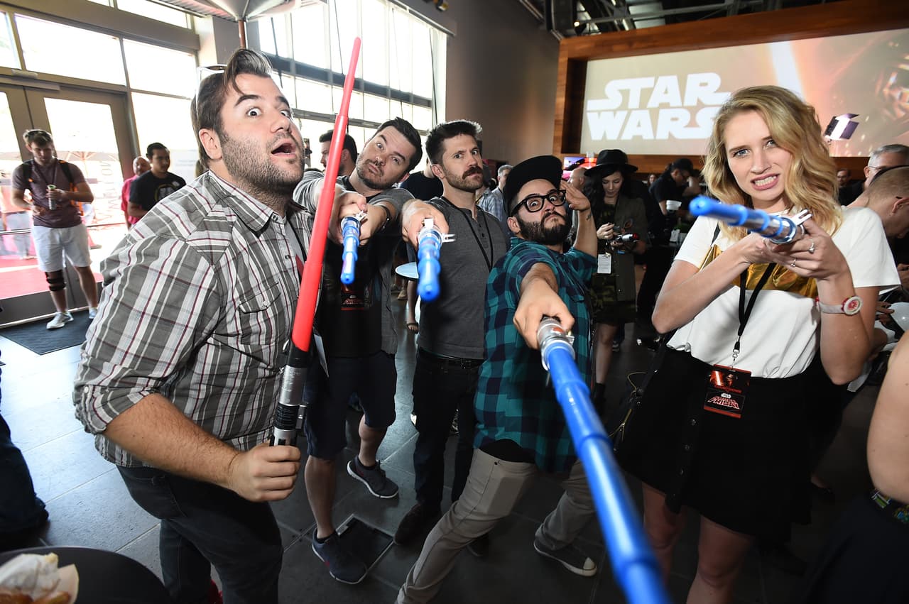 Los fanáticos de Star Wars en Los Ángeles se hacen presentes en un evento global llevado a cabo en el YouTube Space en anticipación al #ForceFriday cuando la mercancía de la anticipada nueva película de la famosa franquicia sale a la venta. Este evento se lleva a cabo en 15 diferentes ciudades alrededor del mundo y puede ser visto a través del canal de YouTube de Star Wars.