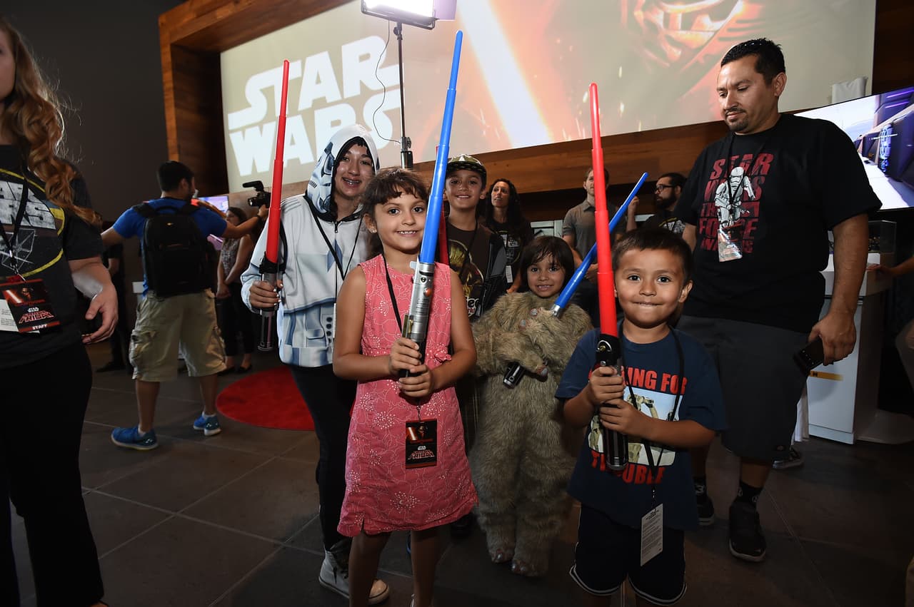 Los fanáticos de Star Wars en Los Ángeles se hacen presentes en un evento global llevado a cabo en el YouTube Space en anticipación al #ForceFriday cuando la mercancía de la anticipada nueva película de la famosa franquicia sale a la venta. Este evento se lleva a cabo en 15 diferentes ciudades alrededor del mundo y puede ser visto a través del canal de YouTube de Star Wars.