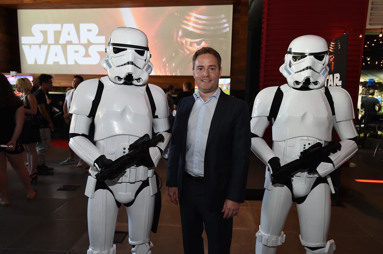 Los fanáticos de Star Wars en Los Ángeles se hacen presentes en un evento global llevado a cabo en el YouTube Space en anticipación al #ForceFriday cuando la mercancía de la anticipada nueva película de la famosa franquicia sale a la venta. Este evento se lleva a cabo en 15 diferentes ciudades alrededor del mundo y puede ser visto a través del canal de YouTube de Star Wars.