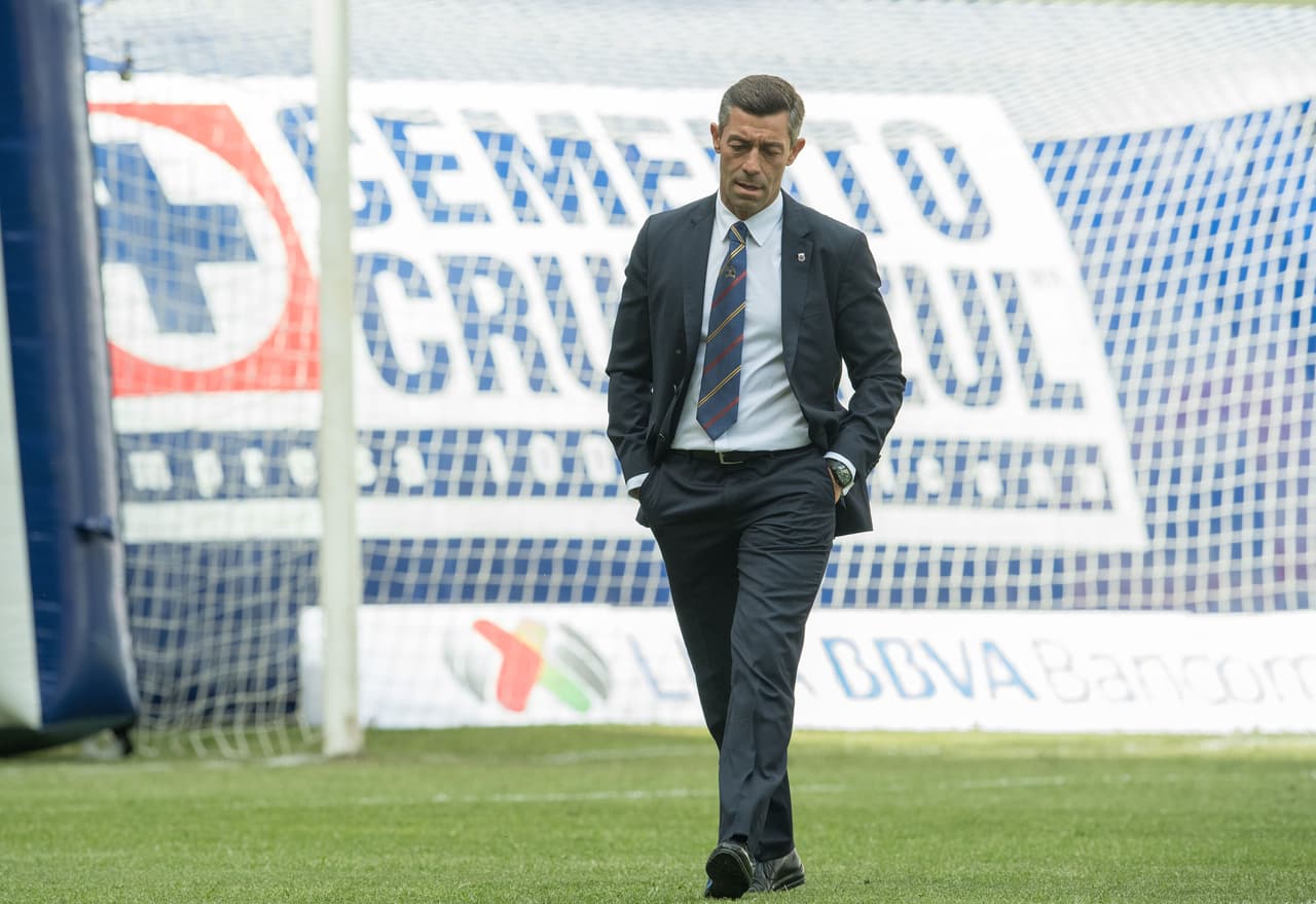 El entrenador de Cruz Azul Pedro Faría en la antesala del partido en el estadio Azteca.