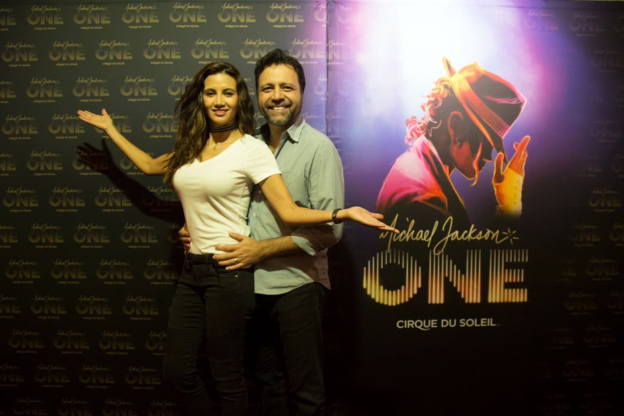 Omar y Argelia estaban ansiosos de ver el show de '
<a href="https://www.cirquedusoleil.com/michael-jackson-one?keyword=michael%20jackson%20one&mkwid=sxn1bw2lj_dc&pcrid=72188501227&pkw=michael%20jackson%20one&pmt=e&pt1=(us)%20mj-mj%20-%20one%20(e)-search-michael%20jackson%20one-e-72188501227-c&rfcr=72188501227">Michael Jackson ONE</a>' y así lo demostraron al posar en la alfombra roja. 
<br>
<br>
<b>FOTOS: <a href="http://www.univision.com/los-angeles/klve/especiales/latin-grammy/lo-que-pasa-en-las-vegas-con-omar-y-argelia-se-publica-aqui-fotos">Lo que pasa en Las Vegas con Omar y Argelia... ¡se pubica aquí!</a></b>