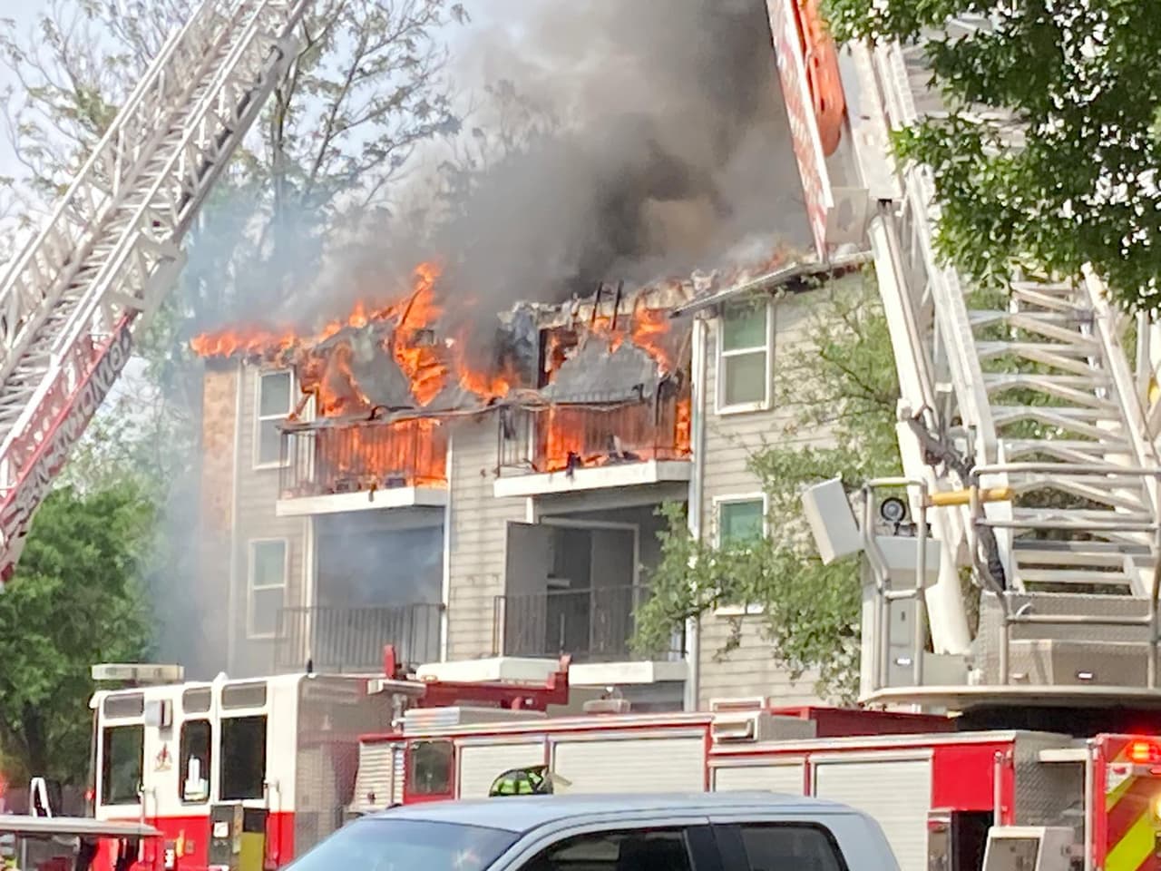 El incendio comenzó alrededor de las 10 a.m. del miércoles en los apartamentos Villa Rodríguez en Nacodoches Road, cerca de Salado Parkway.