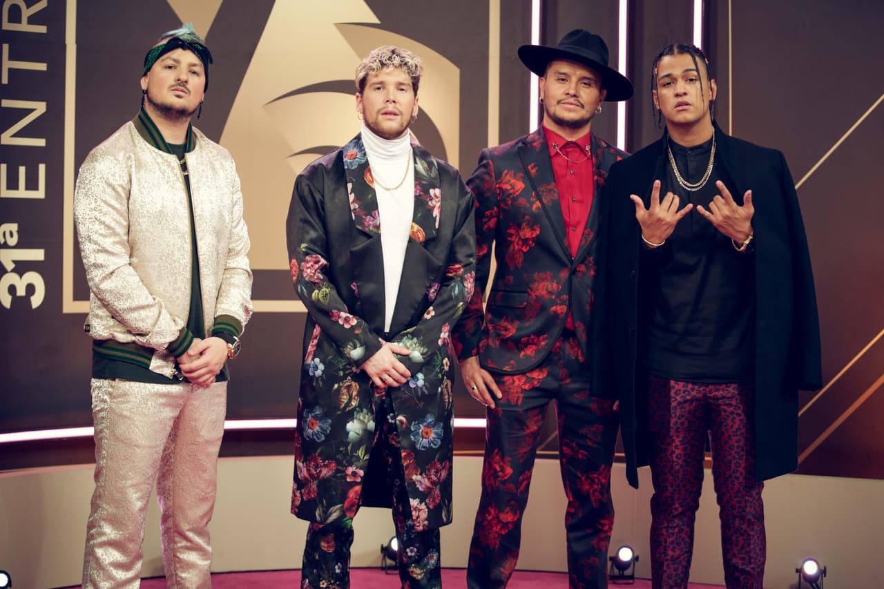 Los chicos de Piso 21 también llamaron la atención con su vestuario para desfilar por la alfombra magenta.