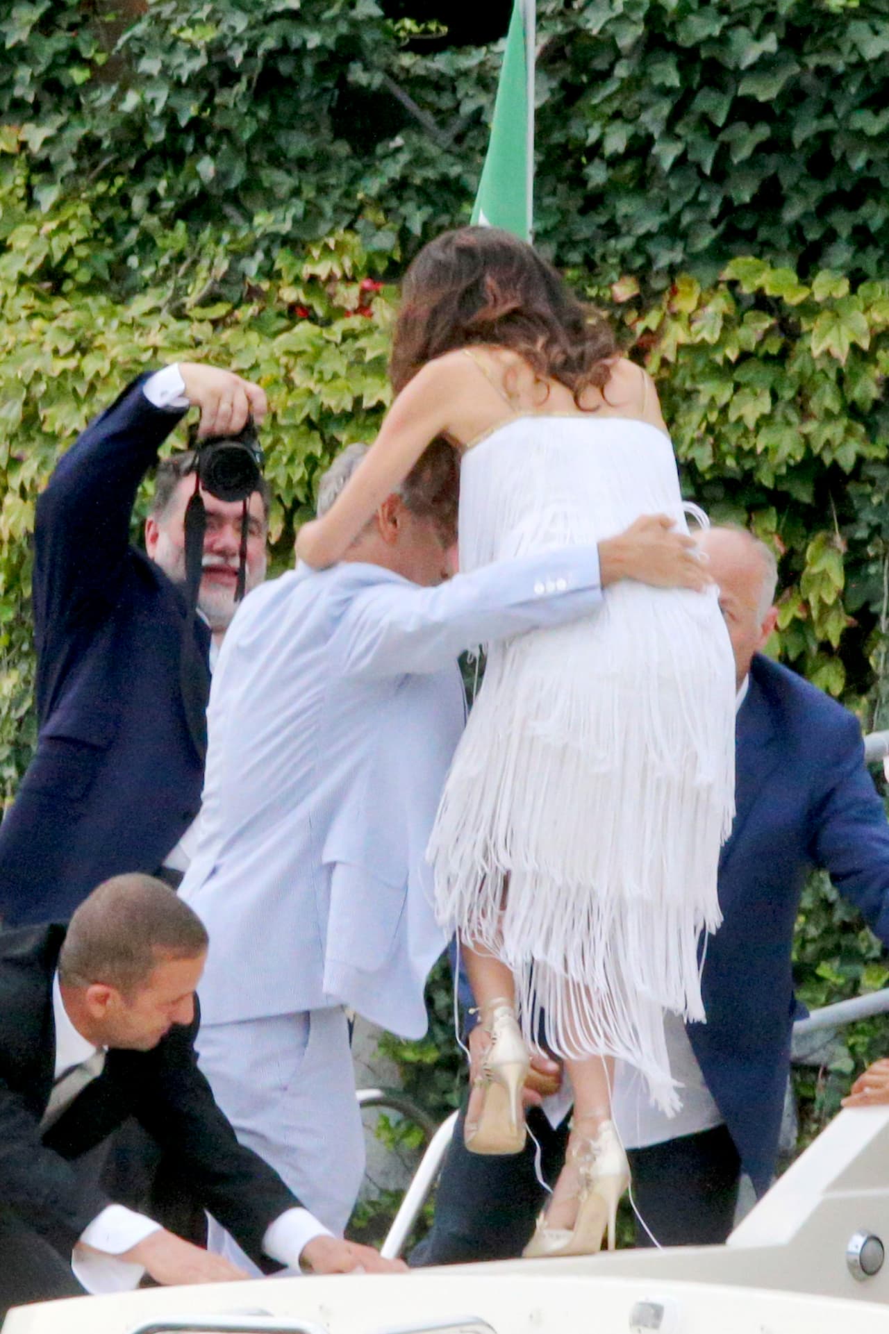 Con muchísima precaución la ayudaron a bajar.