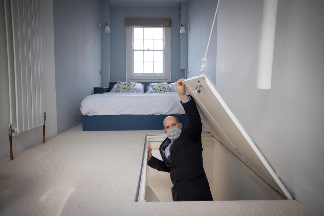 El agente inmobiliario David Myers muestra la puerta tipo ‘escotilla’ para entrar a la habitación principal de la “casa más estrecha de Londres”. Está ubicada en el barrio Shepherd's Bush, al oeste de la ciudad, y fue un almacén de sombreros a principios del siglo XX.