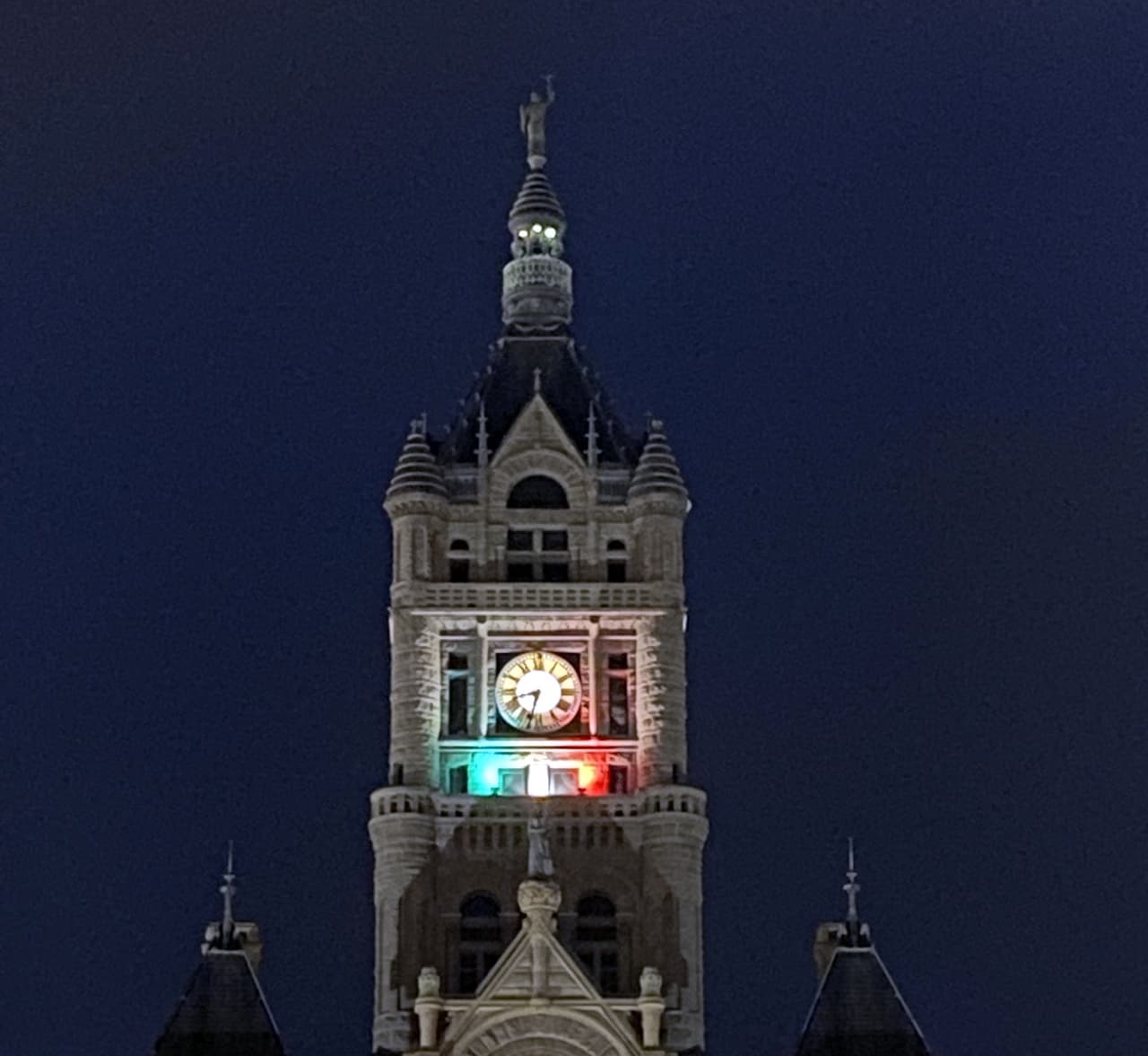 Edificios públicos en Salt Lake City se vistieron de los colores de la bandera mexicana, rojo, blanco y verde como parte de la celebración.