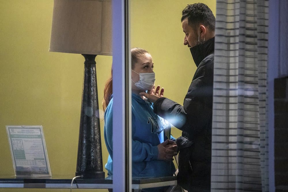 A los empleados de FedEx no se les permite usar el móvil en los almacenes, lo cual ha incrementado la ansiedad de familiares que no han conseguido comunicase con sus allegados.