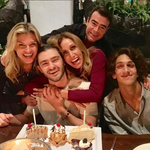 Toño, el hijo del actor de telenovelas, es de los mejores amigos de Lorenzo desde Miami y ahora estudian juntos la universidad. El jovencito cumplió años y aprovecharon la visita para celebrarlo.