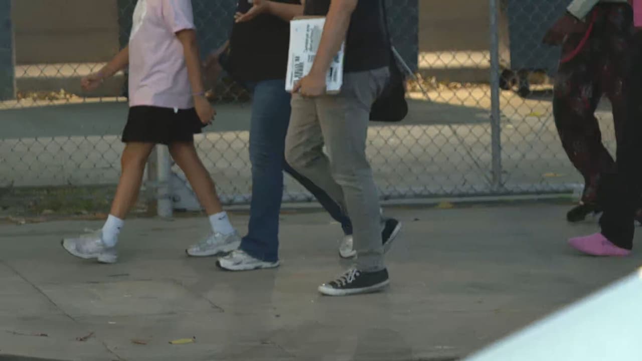 Reportan supuestos arrestos de padres de familia en la primaria Van Nuys en medio de operativos de ICE