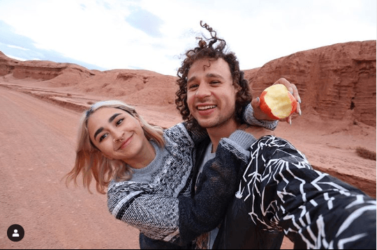Luisito Comunica también tiene una relación sentimental con 
<b><a href="https://www.instagram.com/lenguasdegato/?hl=es-la" target="_blank">Cinthya Velázquez</a></b>, mejor conocida como 'La Chule', con quien ha viajado a muchas partes del mundo y no han dudado en expresar su amor en los videos que publican en sus respectivos canales.