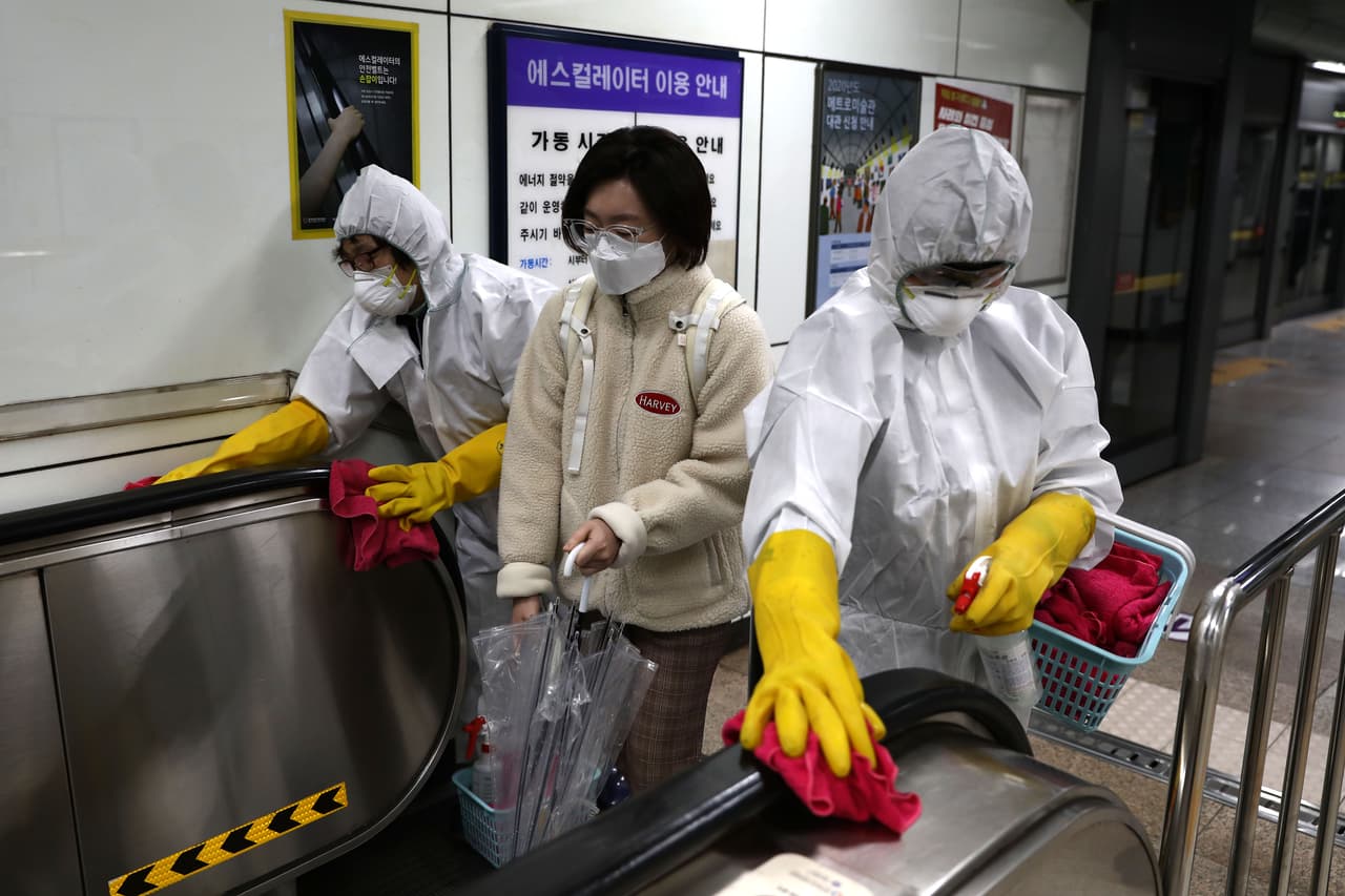 <b>¿Cuánto sobrevive?</b> El virus causante del Covid-19 puede sobrevivir varias horas en barandas, pasamanos, mesas y otras superficies que son tocadas regularmente y las gotículas infectadas pueden llegar a las manos de otros y de allí a la boca o los ojos. En la fotografía, trabajadores desinfectan con una solución antiséptica los pasamanos de una estación de metro en Seúl, Corea del Sur, el 28 de febrero.
<a href="https://www.univision.com/noticias/salud/ante-la-propagacion-local-del-coronavirus-estos-consejos-pueden-ayudarte-para-evitar-el-contagio"><u>Vea aquí los consejos que pueden ayudarle a evitar infecciones respiratorias. </u></a>