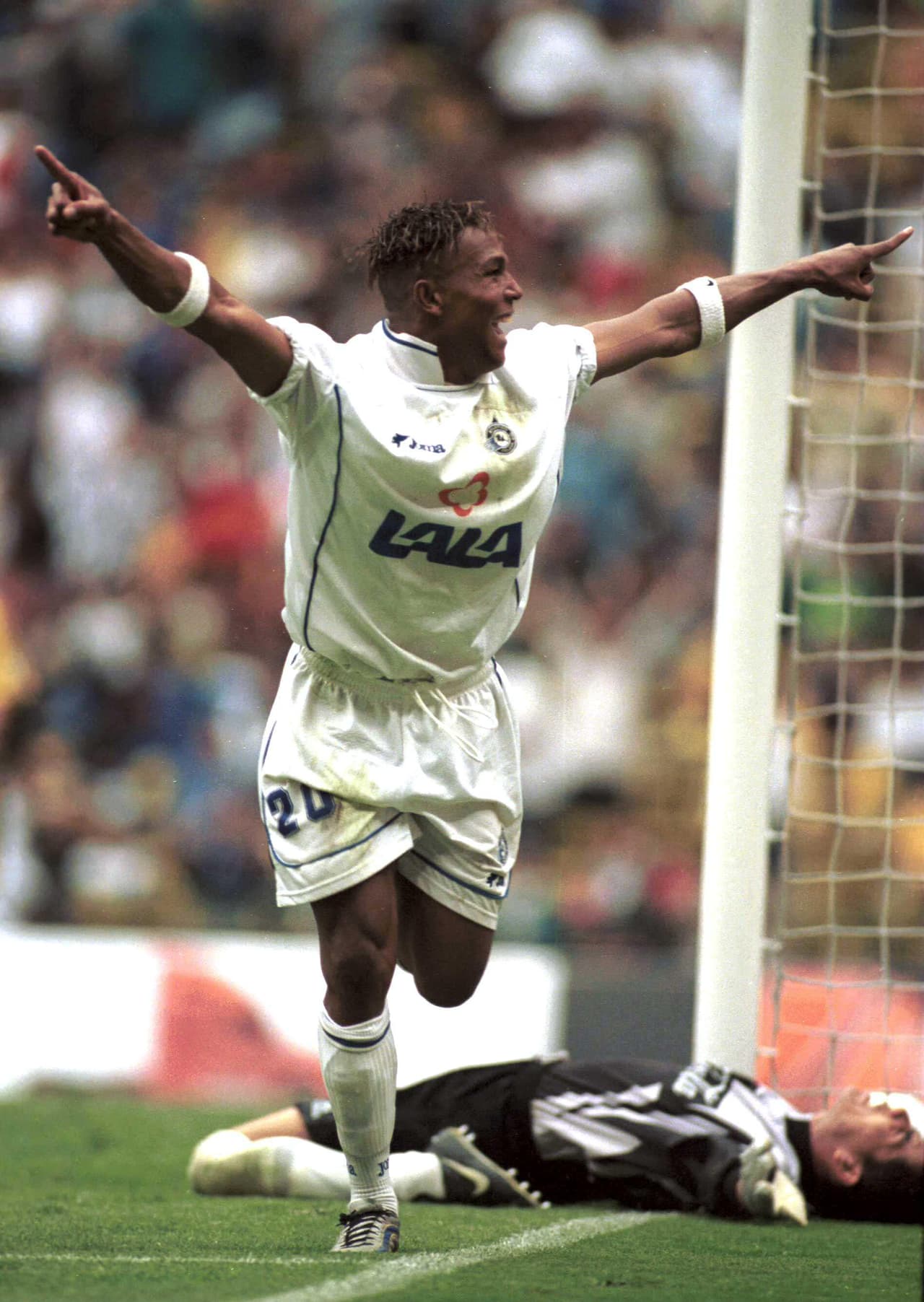 Tras el retiro de Emilio Butragueño en 1998, el nuevo ídolo cajetero fue el goleador catracho Carlos Pavón.