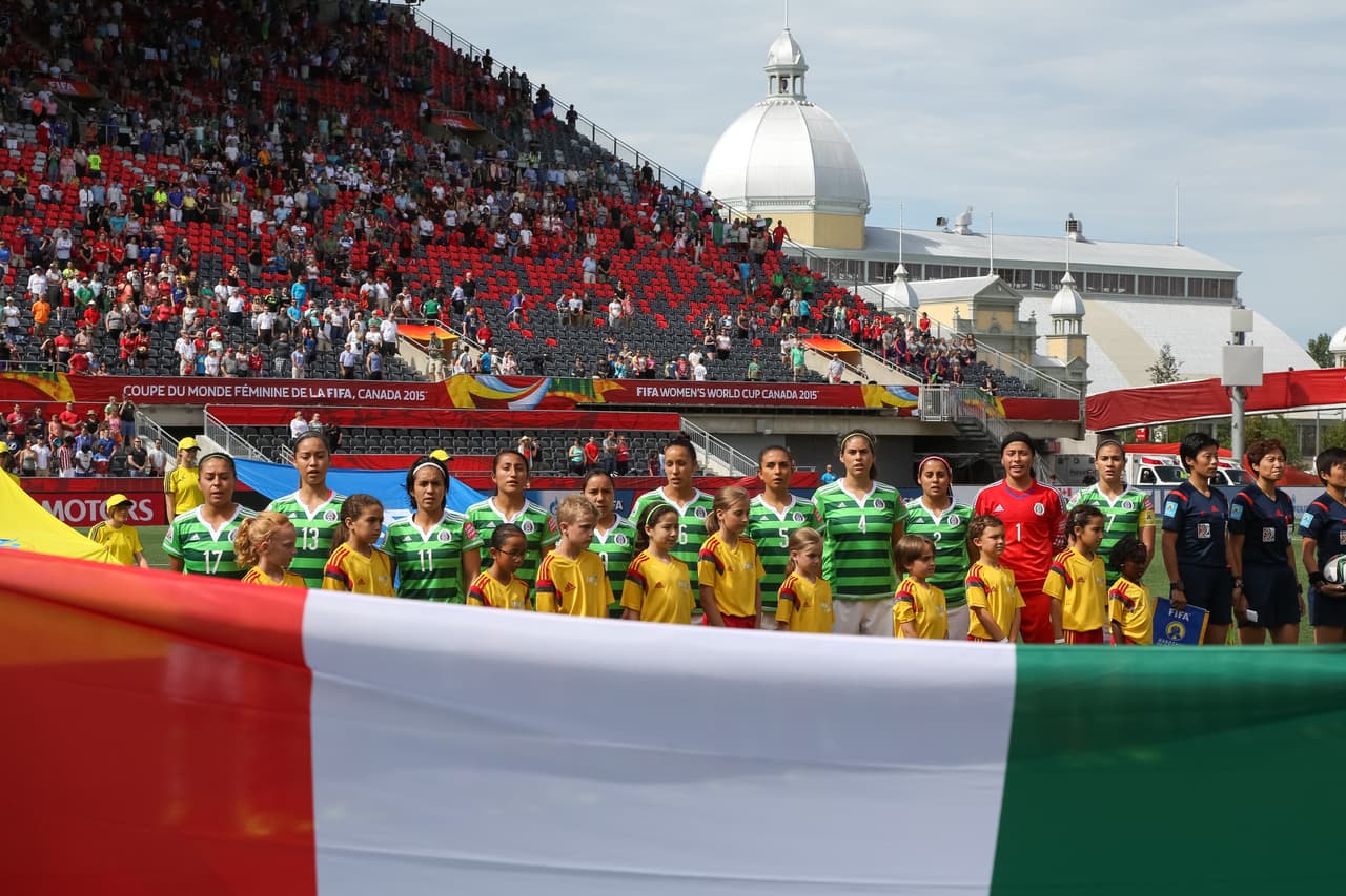 A nivel de selección femenina, México ha participado en tres Copas mundiales, en 1999, 2011 y 2015, sin conseguir destacarse, al igual que en los Juegos Olímpicos de Atenas 2004.