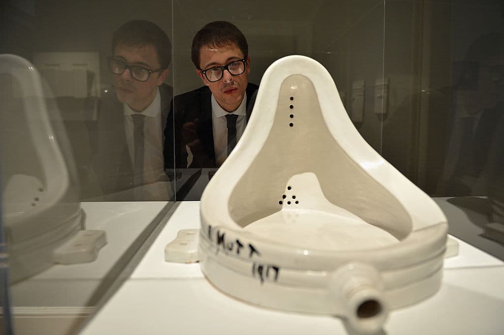 Uno de los artistas más radicales de la historia fue 
<b>Marcel Duchamp</b>. Por allá de 1917, el también pintor tuvo la idea de colocar un urinario firmado boca arriba sobre un pedestal, dando así una de las obras de arte conceptual más recordadas de la historia.