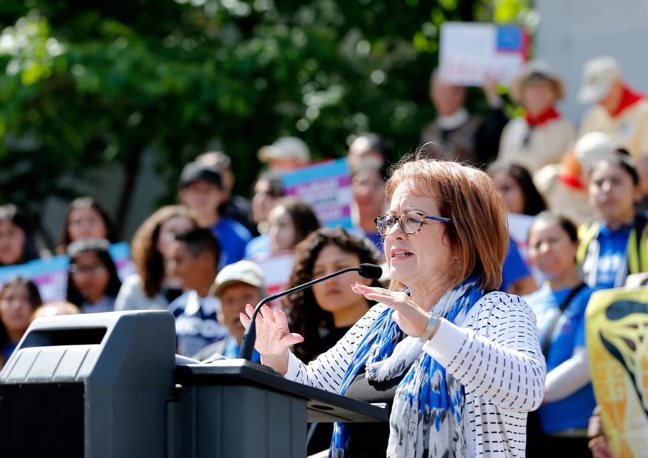 La senadora Maria Elena Durazo dijo este 20 de mayo durante el Immigrants Day of Action Rally en Sacramento que propone expandir la propuesta de ley a adultos mayores de 65 años. 
<br>