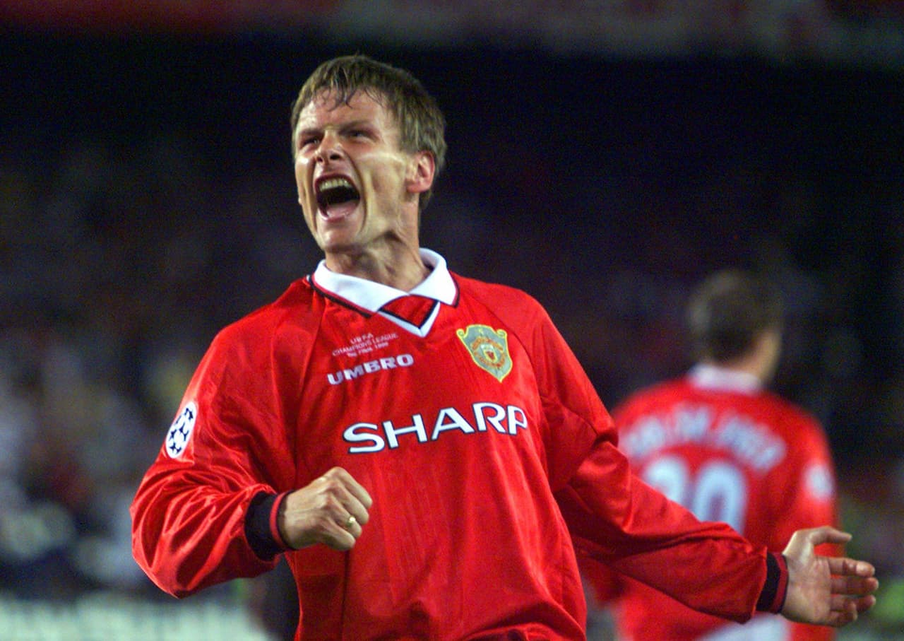 Teddy Sheringham, delantero inglés, se retiró a los 42 años habiendo marcado 200 goles entre clubes y selección de su país.