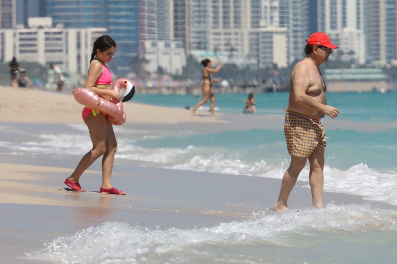 Tommy Mottola y Sabrina fueron al encuentro de Thalía y Matthew, que estaban flotando.