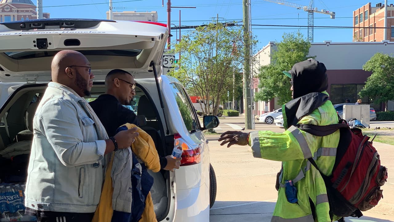 Ante las frías temperaturas que se sienten en Houston, miembros de la fundación Star of Hope salieron a las calles a repartir abrigos y cobijas a personas sin hogar.
