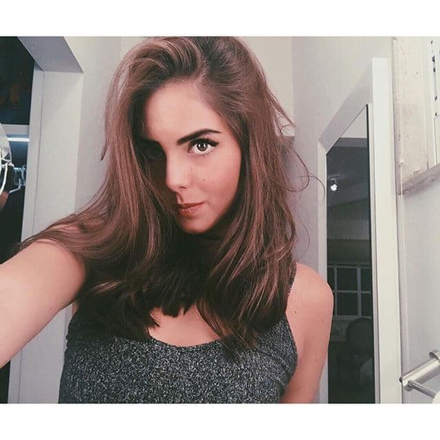 María tiene 20 años, por eso su familia se preocupa por su futuro y sus estudios.