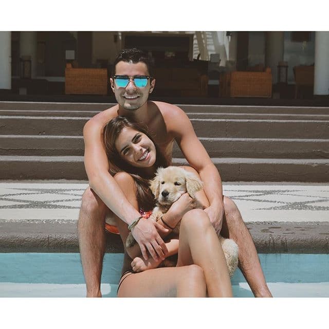 María Levy luce muy feliz. ´Los amores de mi vida´escribió en la foto que compartió en sus redes sociales, donde la vemos con su novio Diego Carrión y su perrito ´Dástan´al que adora.