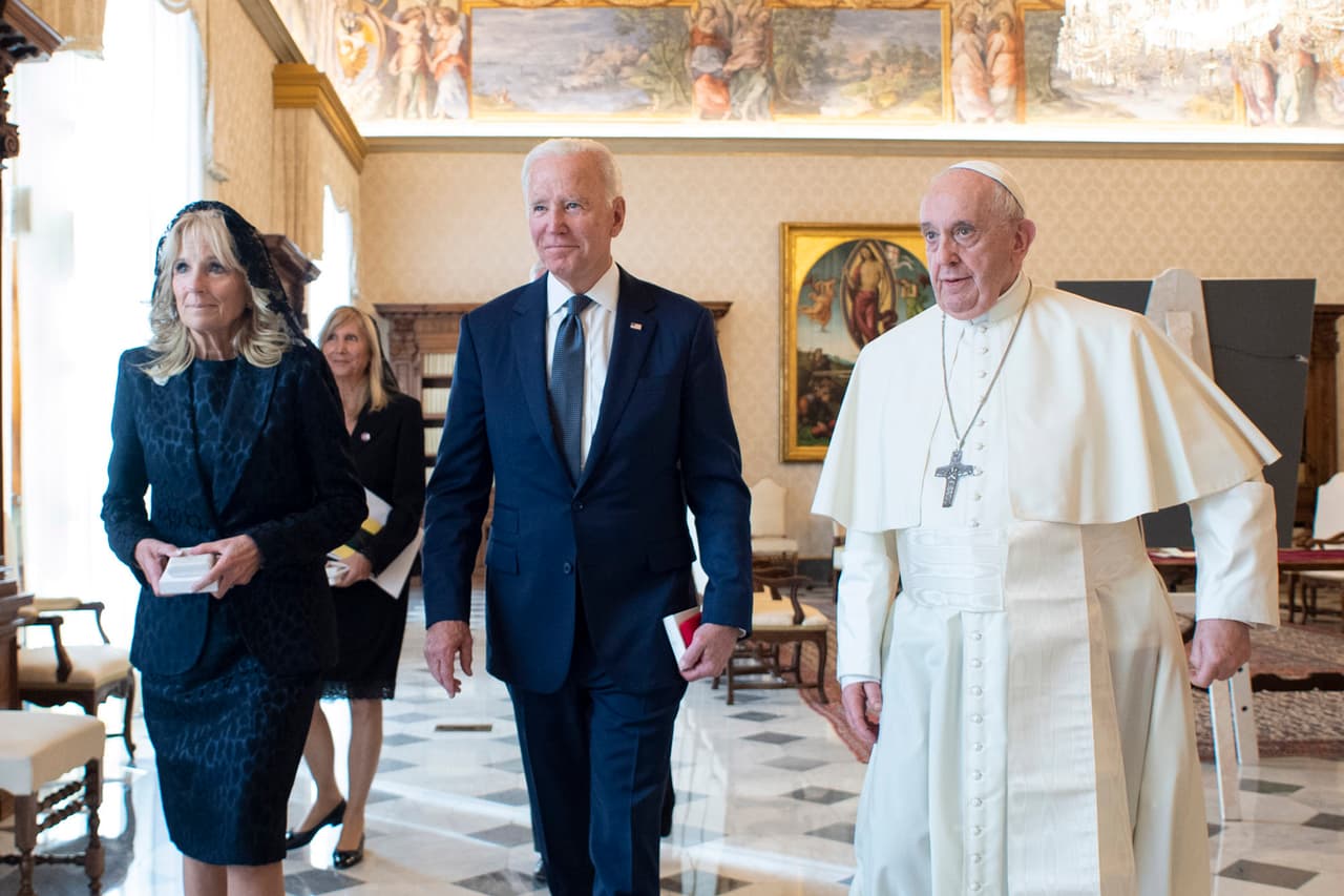El encuentro oficial con el papa Francisco del
<a href="https://www.univision.com/noticias/politica/joe-biden-visita-papa-francisco-g20-presidente-viaje-europa-fotos"><u>presidente Joe Biden y su esposa Jill</u></a>, vestida de negro y llevando el respectivo velo requerido por el protocolo.
<br>
<br>Las visitas privadas al máximo líder de la iglesia católica están regidas por estrictas normas. Por ejemplo, el Vaticano establece que en las audiencias papales las mujeres deben usar mangas largas y ropa formal negra. También un velo o mantilla negra debe cubrir sus cabezas.
<br>