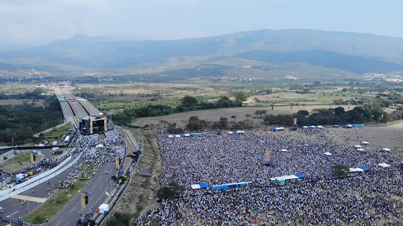 Una toma aérea del concierto, al fondo el lado venezolano de la frontera. El "Venezuela Aid Live" se realizó en el puente de Tienditas, muy cerca de donde hay almacenadas cientos de toneladas de ayuda humanitaria proveniente de EEUU y otros países a la espera de poder ser distribuidas el sábado en Venezuela, algo a lo que se opone rotundamente el régimen de Nicolás Maduro.