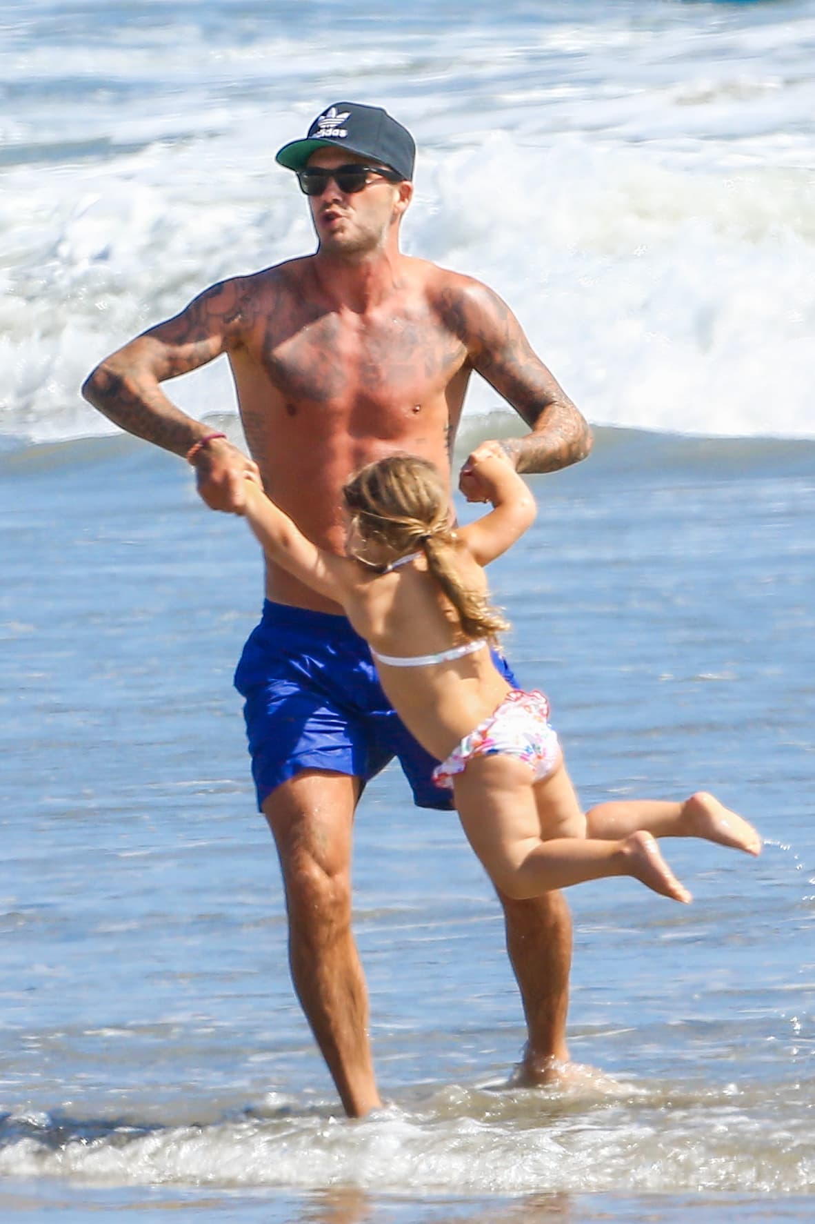 Así jugaron a la orilla del mar.