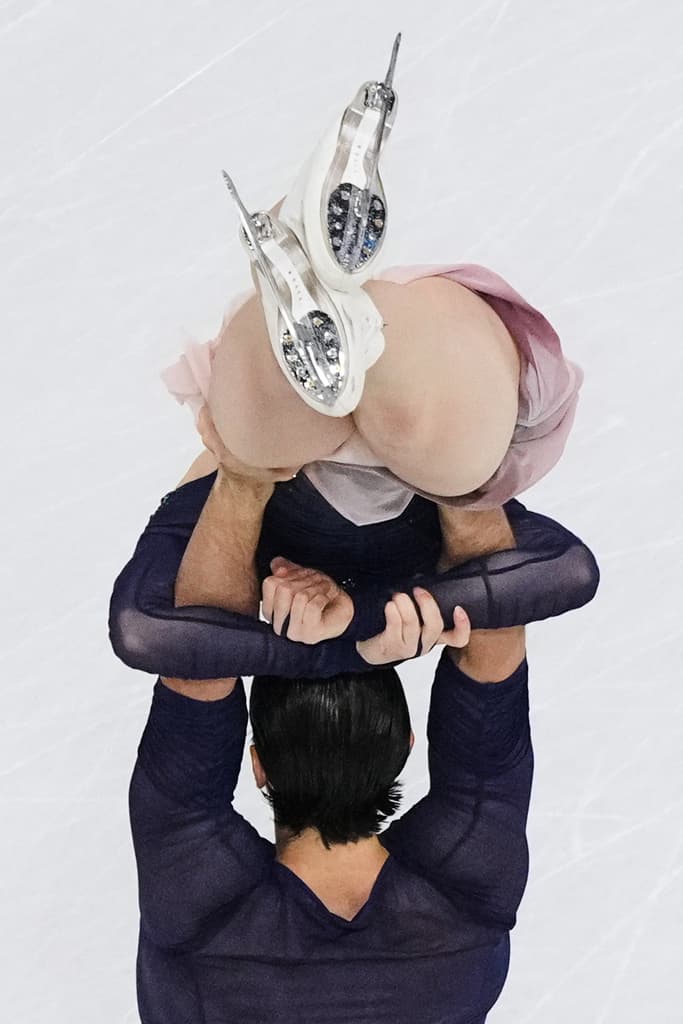 Minerva Fabienne Hase y Nikita Volodin, de Alemania, compiten durante el programa largo de patinaje artístico por parejas en los Juegos Olímpicos de Invierno de 2026, en Milán, Italia, el lunes 16 de febrero de 2026.