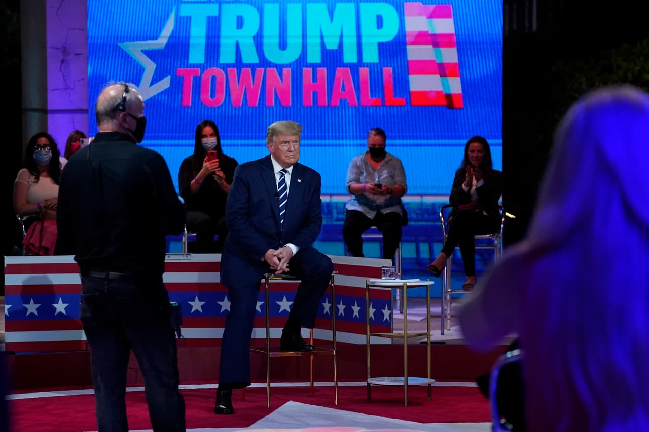 A regañadientes, Trump acepta finalmente que cedería el poder de forma pacífica y condena al supremacismo blanco