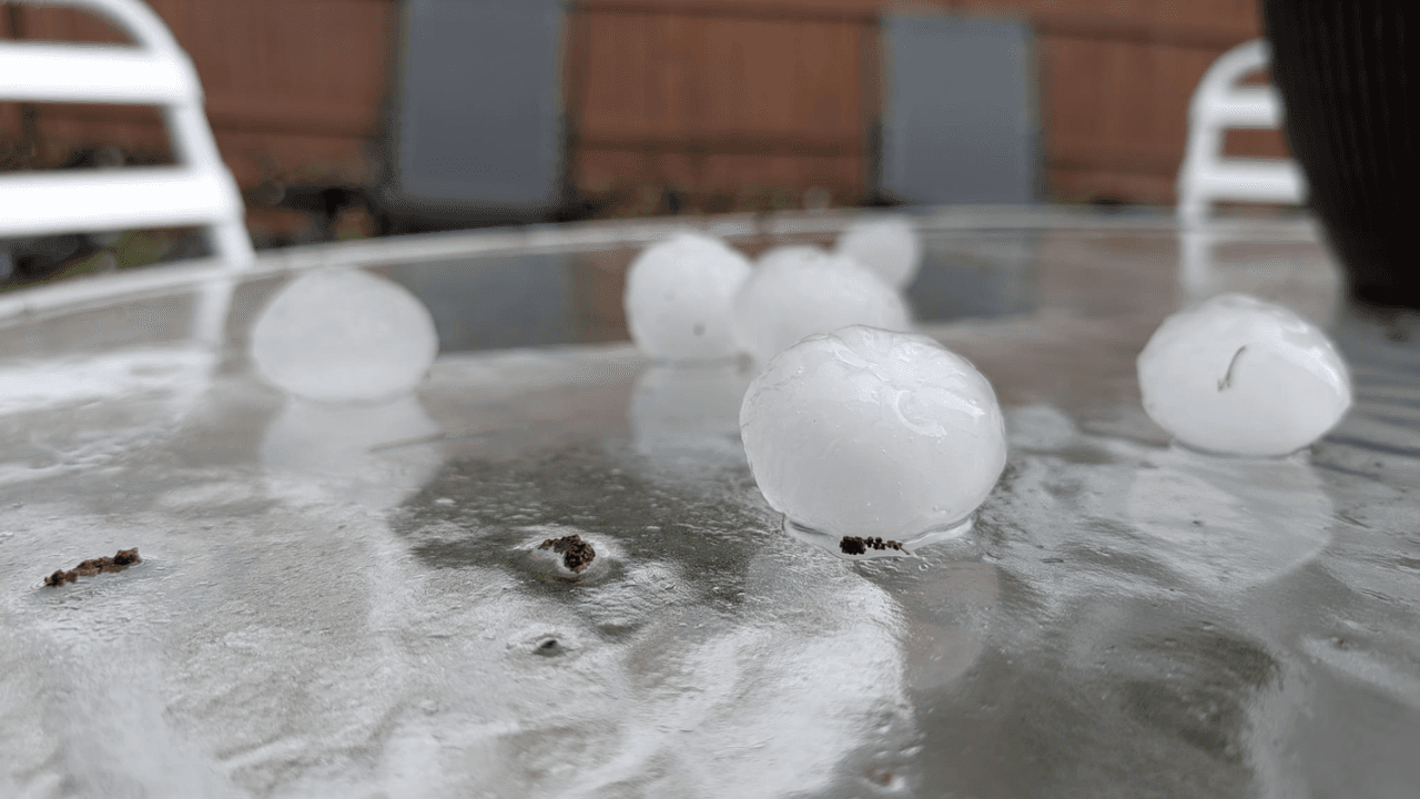 "El granizo se forma cuando las gotas de lluvia son transportadas por las corrientes ascendentes de las tormentas eléctricas hacia zonas extremadamente frías de la atmósfera y se congelan. Posteriormente, crece al colisionar con gotas de agua líquida que se congelan sobre su superficie", dice la explicación del Servicio Nacional de Meteorología sobre la formación del granizo.