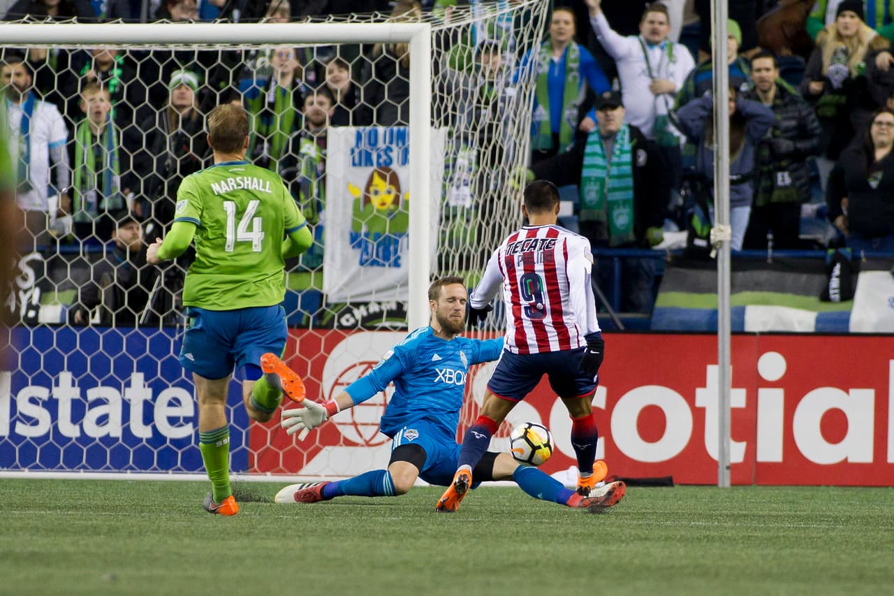Incluso, Alan Pulido tuvo opción de poner arriba en el marcador a Chivas, pero no la concretó.